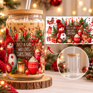 Kerst UV-DTF wrap voor canned glas met sneeuwman, kerstkaarsen, cadeautjes en de tekst Just a Girl Who Loves Christmas