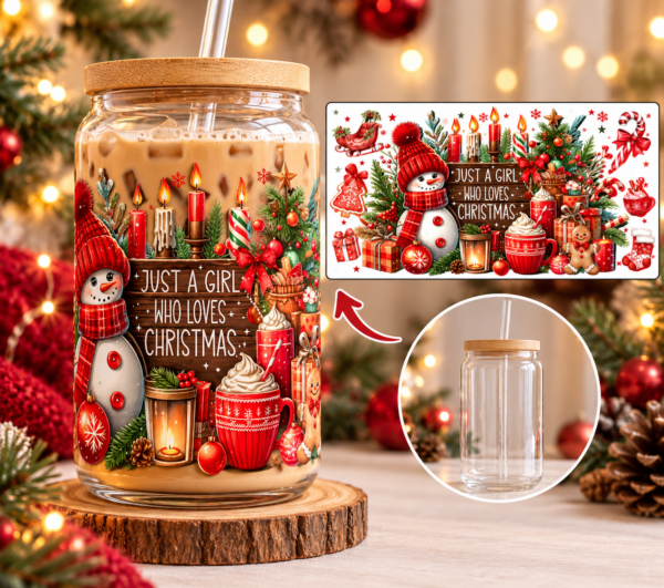 Kerst UV-DTF wrap voor canned glas met sneeuwman, kerstkaarsen, cadeautjes en de tekst Just a Girl Who Loves Christmas